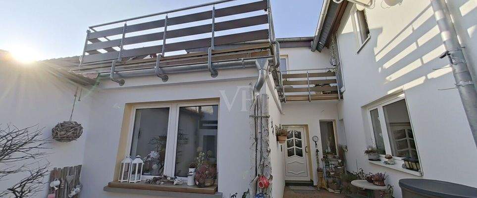 Hofansicht mit Hauseingangsbereich