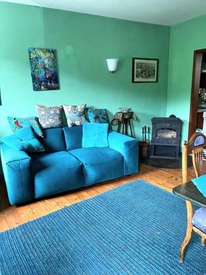 Wohn- / Esszimmer mit Kaminofen, Tür zur Küche 