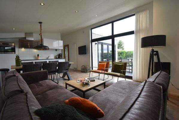 ferienhaus-kaufen-herkingen-wohnzimmer-esszimmer-2025.webp004