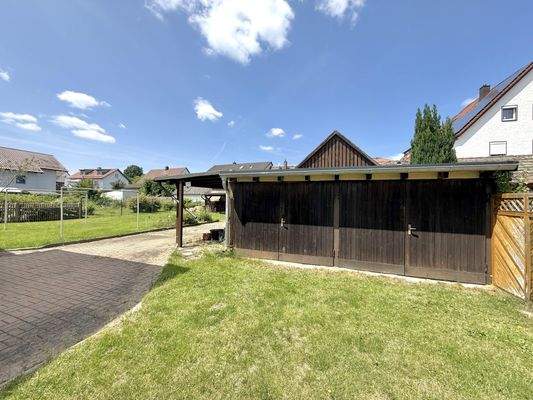 zwei der insgesamt fünf Garagen