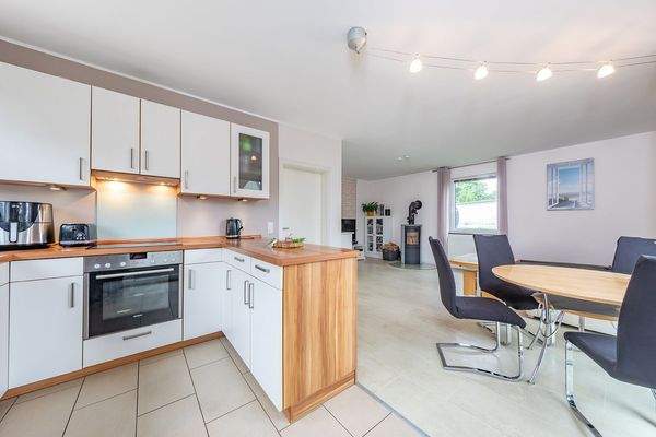 ... mit offener Küche.