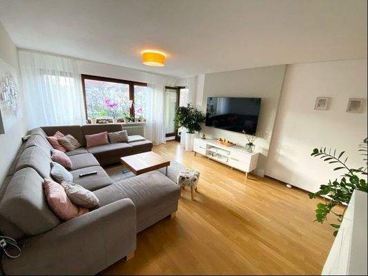 Wohnzimmer mit Balkonzugang