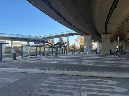 Busbahnhof direkt gegenüber