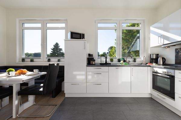 Die lichtdurchflutete Küche mit Essplatz