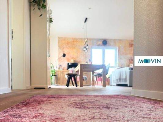 Ansicht III: Wohn- und Esszimmer mit offenem Küchenbereich