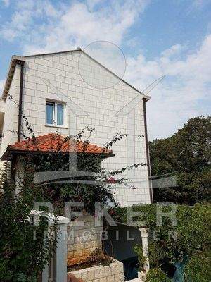 Durch die Einteilung in drei abgetrennte Appartements bietet sich die Villa zur Vermietung an.