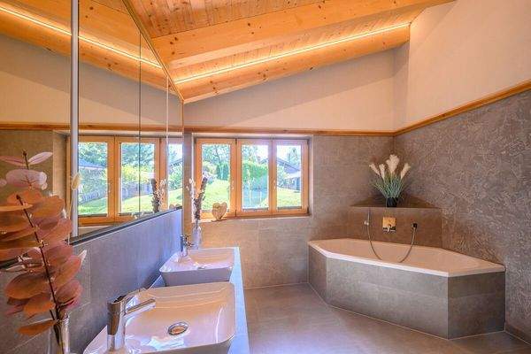 Masterbad mit Eckbadewanne-HDR_1600px