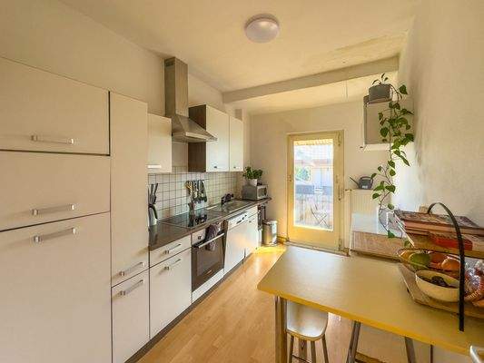 Sonnige Küche mit Balkon nach Süden