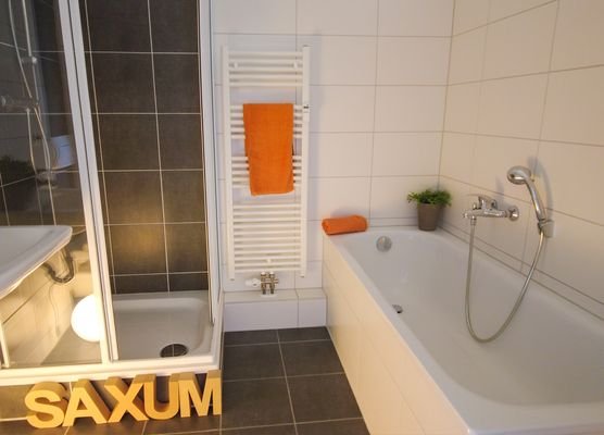 Bad mit Wanne und Dusche