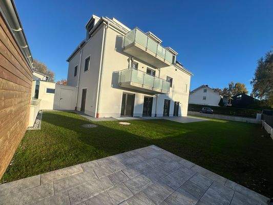 Blick in den Garten und aufs Haus