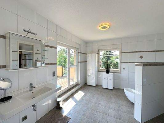 großzügiges Badezimmer mit Balkon
