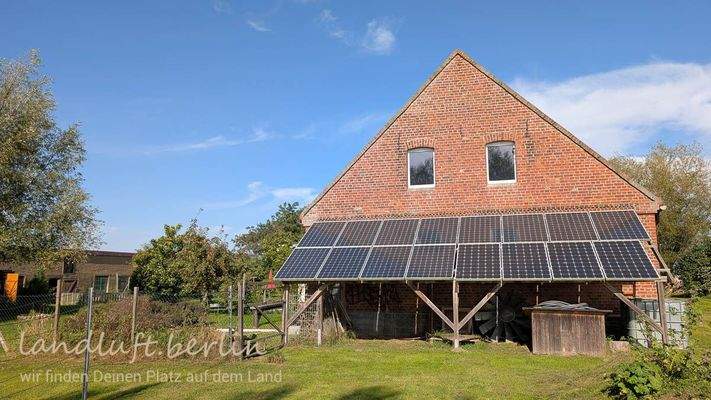 Die PV-Anlage vor dem Südgiebel.jpg