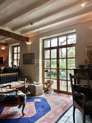 charmante Sprossenfenster und -Türen