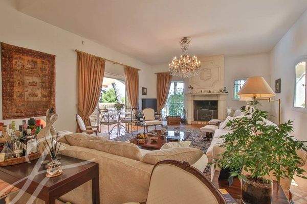 Salon Lustre Cheminée Parquet