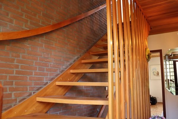 Holztreppe ins Dachgeschoss