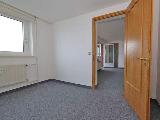 Schlafraum mit Blick Richtung Wohnraum