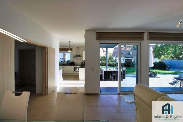 Essbereich mit Blick auf Küche & Terrasse