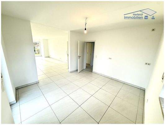 Küche mit Terrassentür und viel Tageslicht