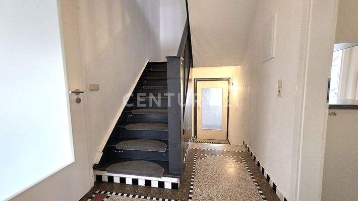 Treppenhaus im EG mit Zugang zum OG und UG