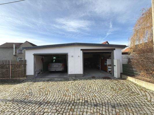 Doppelgarage + Werkstatt im hinteren Teil