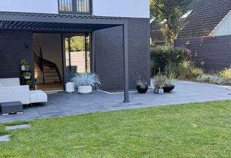 Hausansicht mit Garten