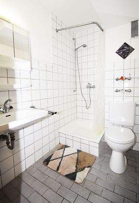 Duschbad in Weiß gehalten