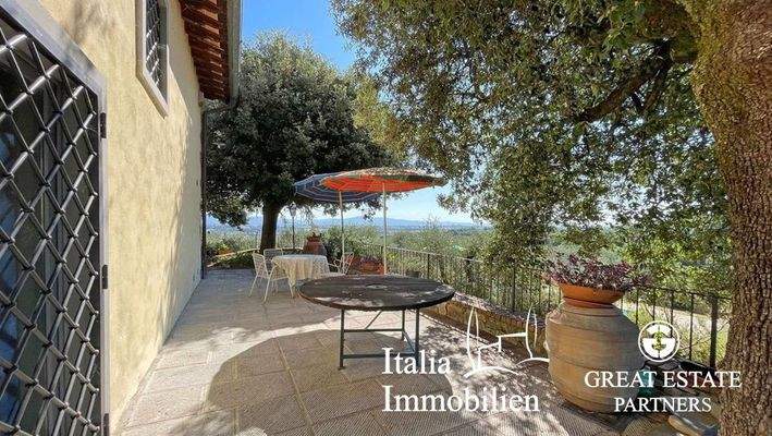 Typisches Bauernhaus mit Swimmingpool, Nebengebäude, Garten mit Olivenhain in Ortsnähe