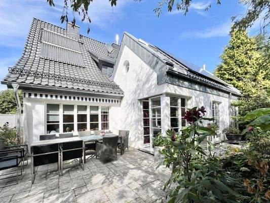 Hausansicht mit Terrasse