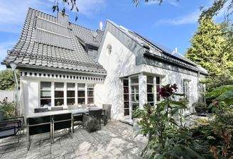 Hausansicht mit Terrasse