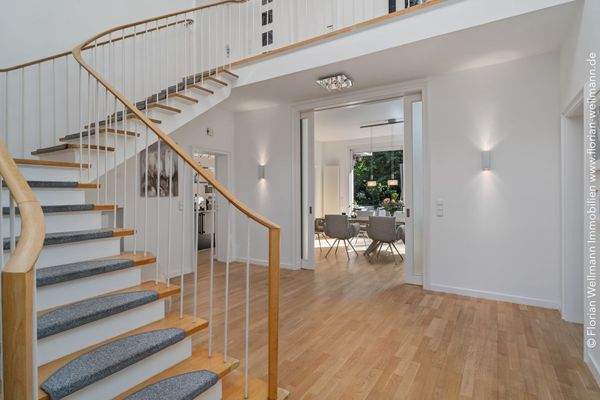 Diele (20,08m²) mit Treppe ins Dachgeschoss und Zugang zum Wohn- und Esszimmer sowie zur Küche.