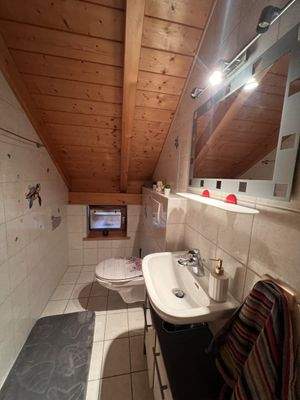 Hochwertiges Badezimmer mit Dachschräge und durchdachter Raumaufteilung