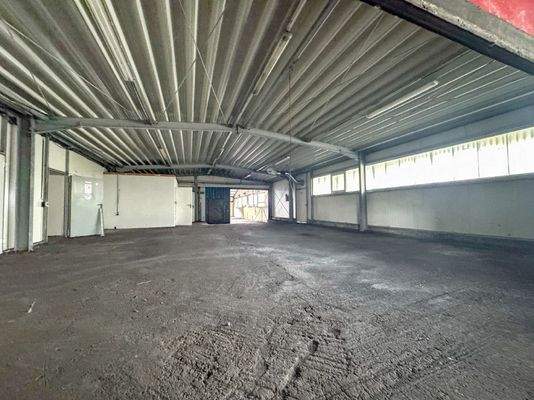 Halle (2) hinterm Büro