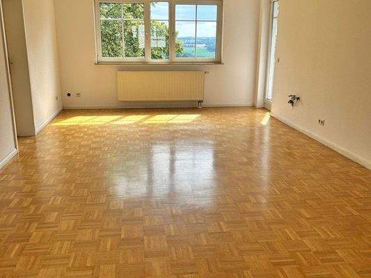 Wohnzimmer mit Balkon