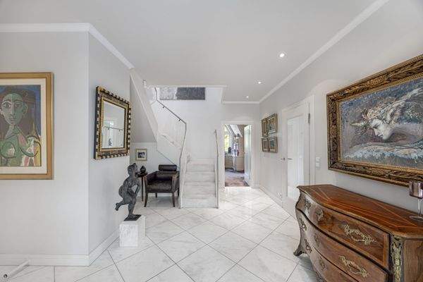 Eingangsbereich mit Zugang zur Galerie