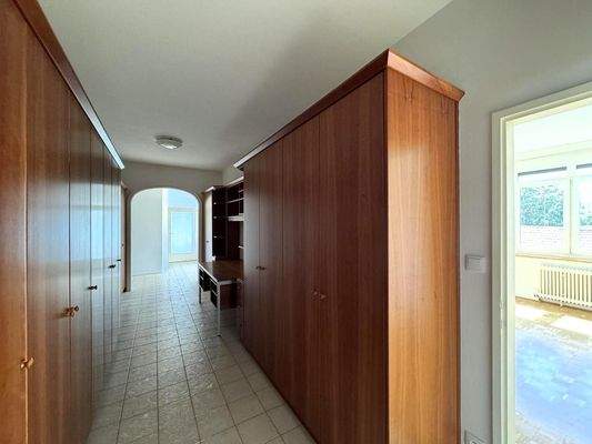 OG1 / Top 2 / Flur mit Einbauten