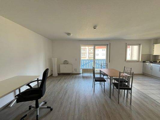 Esstisch und Schreibtisch mit Stühlen