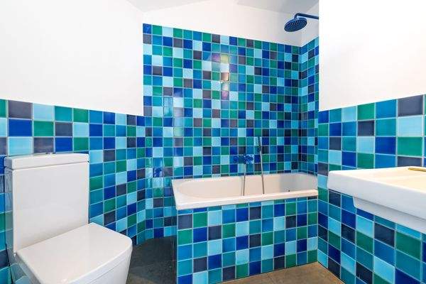 MUT ZUR FARBE! Das Gäste- u. Kinderbad mit Wanne u