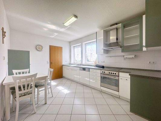 Küche mit Speisekammer