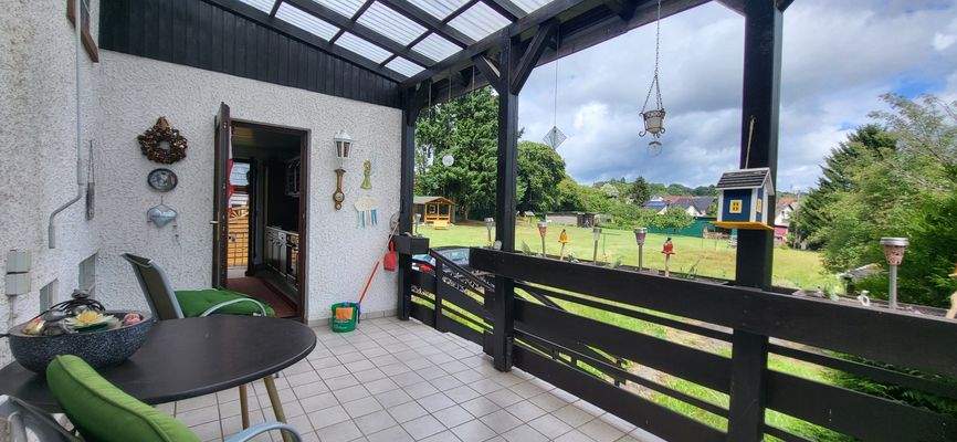 ÜBERDACHTE TERRASSE (HOCHPARTERRE)