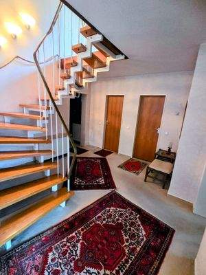 Holztreppe zur Diele UG