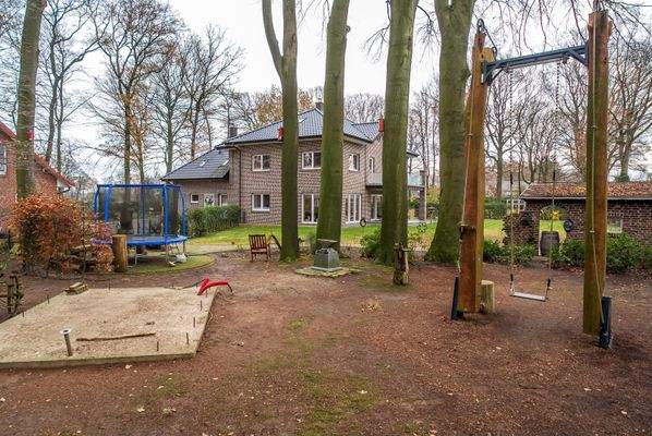 Spielplatz mit Blick zum Wohnhaus