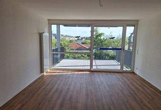 Ess- oder Wohnzimmer mit Blick zum Balkon.jpg
