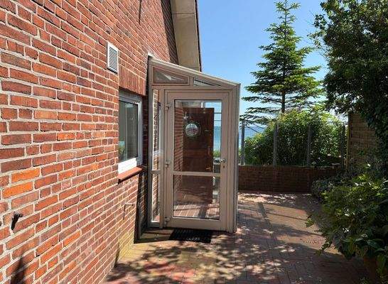 Eingang zum Gäste-/ Strandhaus