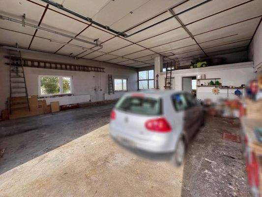 Großraumgarage mit Zugang ins Haus