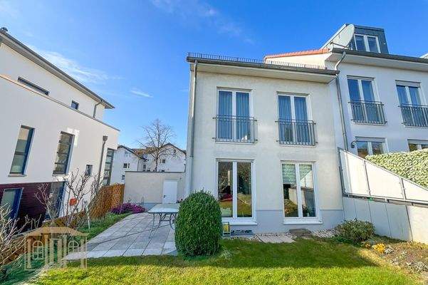 Gartenseite mit Terrasse