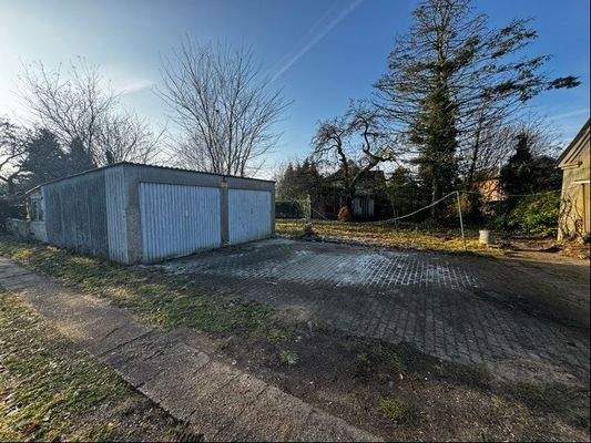 Doppelgarage und PKW-Stellplätze