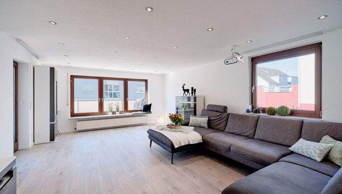 Lichtdurchflutetes Wohnzimmer