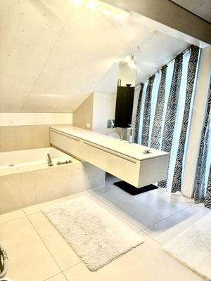 Modernes Bad Obergeschoss