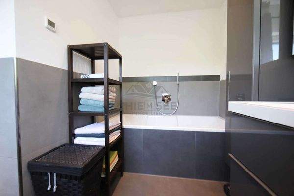 Bad Whg 2 mit Wanne und Dusche