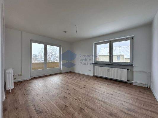 Wohnzimmer Durchgangszimmer mit Balkon (2)